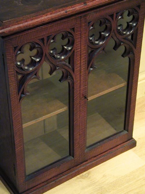 A STYLISH GOTHIC CUPBOARD IN ENGLISH OAK - ADDITIONAL PHOTO 5