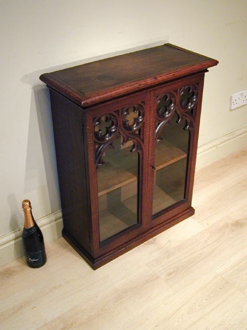 A STYLISH GOTHIC CUPBOARD IN ENGLISH OAK - ADDITIONAL PHOTO 6