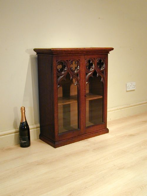 A STYLISH GOTHIC CUPBOARD IN ENGLISH OAK - ADDITIONAL PHOTO 7