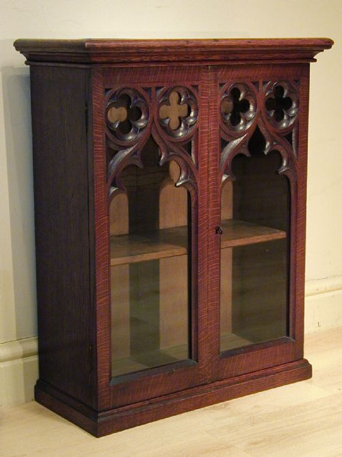 A STYLISH GOTHIC CUPBOARD IN ENGLISH OAK - ADDITIONAL PHOTO 8