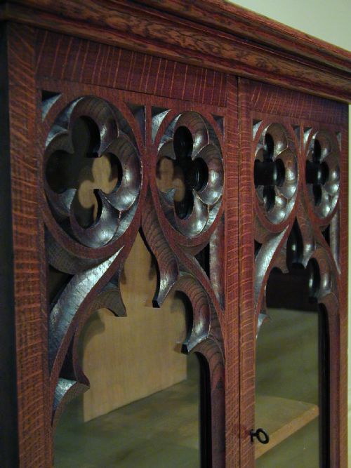 A STYLISH GOTHIC CUPBOARD IN ENGLISH OAK - ADDITIONAL PHOTO 9