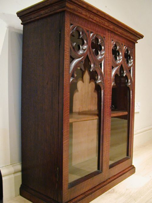 A STYLISH GOTHIC CUPBOARD IN ENGLISH OAK - ADDITIONAL PHOTO 10