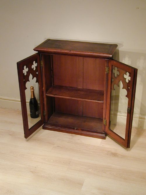 A STYLISH GOTHIC CUPBOARD IN ENGLISH OAK - ADDITIONAL PHOTO 11