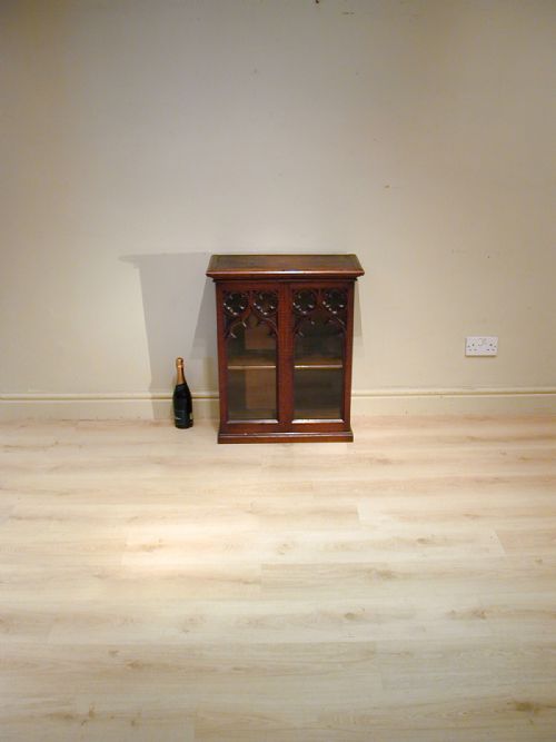 A STYLISH GOTHIC CUPBOARD IN ENGLISH OAK - ADDITIONAL PHOTO 12