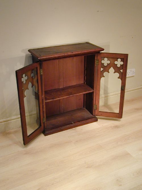 A STYLISH GOTHIC CUPBOARD IN ENGLISH OAK - ADDITIONAL PHOTO 13