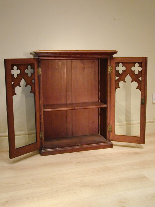 A STYLISH GOTHIC CUPBOARD IN ENGLISH OAK - ADDITIONAL PHOTO 14