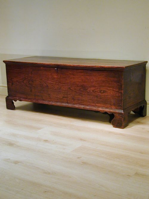 A WONDERFUL 18TH CENTURY STORAGE TRUNK - ADDITIONAL PHOTO 1