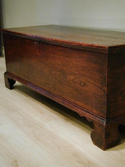 A WONDERFUL 18TH CENTURY STORAGE TRUNK - ADDITIONAL PHOTO 3