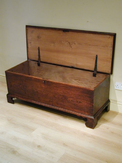 A WONDERFUL 18TH CENTURY STORAGE TRUNK - ADDITIONAL PHOTO 9