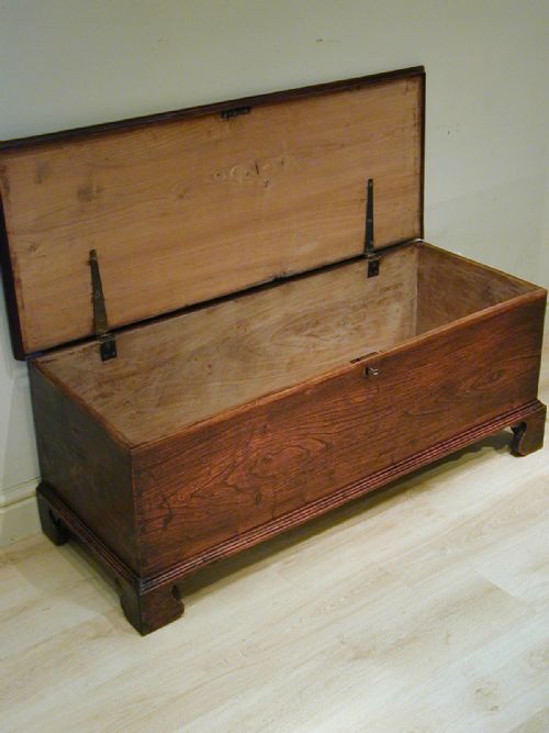 A WONDERFUL 18TH CENTURY STORAGE TRUNK - ADDITIONAL PHOTO 14