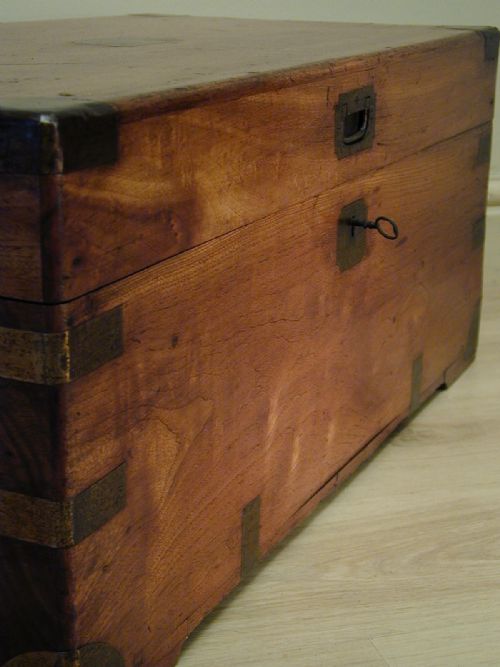 A BEAUTIFUL CAMPHORWOOD STORAGE TRUNK - ADDITIONAL PHOTO 6
