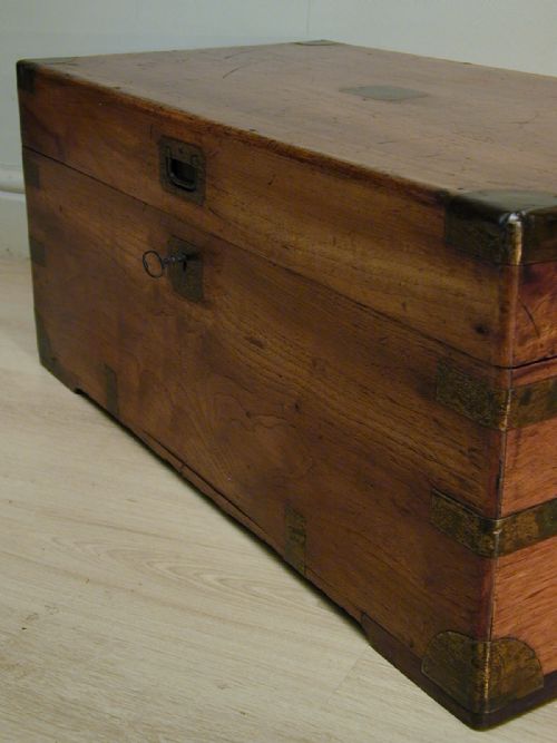 A BEAUTIFUL CAMPHORWOOD STORAGE TRUNK - ADDITIONAL PHOTO 8