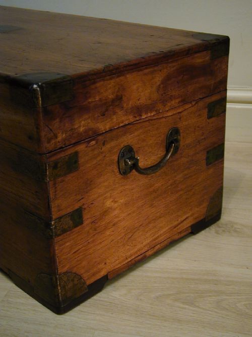 A BEAUTIFUL CAMPHORWOOD STORAGE TRUNK - ADDITIONAL PHOTO 9