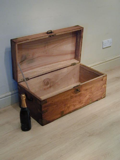 A BEAUTIFUL CAMPHORWOOD STORAGE TRUNK - ADDITIONAL PHOTO 11