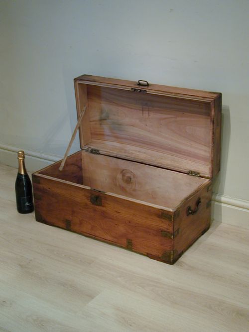 A BEAUTIFUL CAMPHORWOOD STORAGE TRUNK - ADDITIONAL PHOTO 12