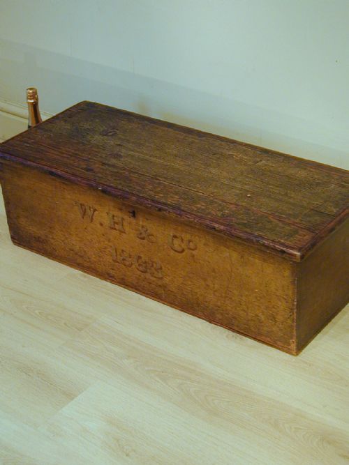 AN EXQUISITE PAINTED VICTORIAN TRUNK - ADDITIONAL PHOTO 2