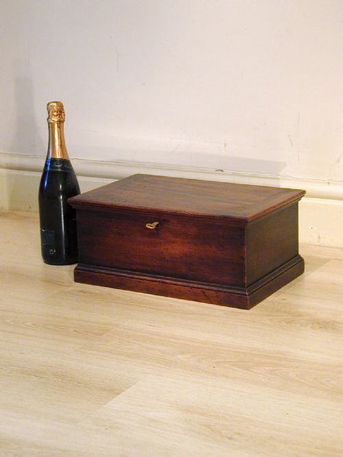 AN EXQUISITE MINIATURE TRUNK OR JEWELLERY BOX - ADDITIONAL PHOTO 1