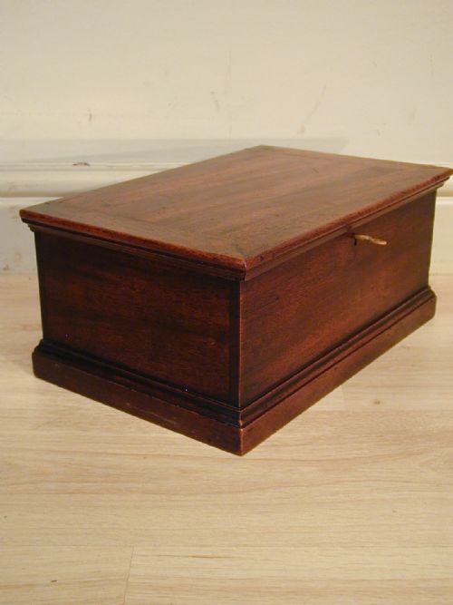 AN EXQUISITE MINIATURE TRUNK OR JEWELLERY BOX - ADDITIONAL PHOTO 3