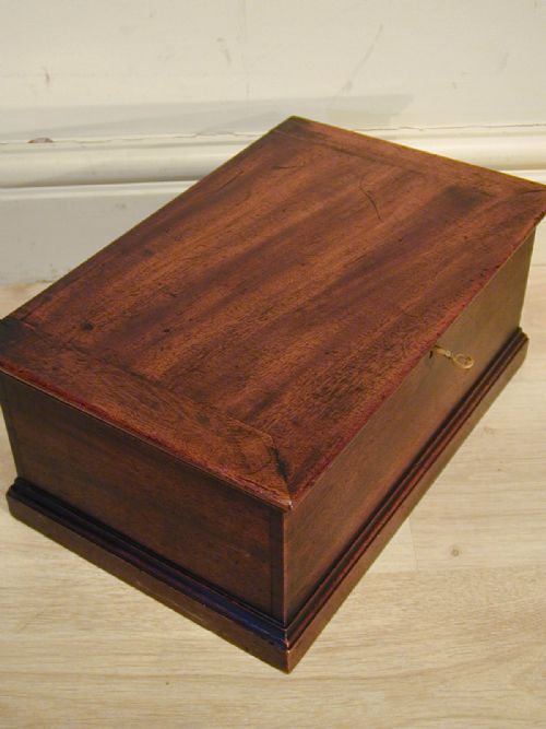 AN EXQUISITE MINIATURE TRUNK OR JEWELLERY BOX - ADDITIONAL PHOTO 4