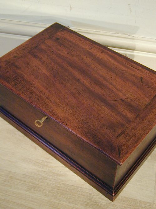 AN EXQUISITE MINIATURE TRUNK OR JEWELLERY BOX - ADDITIONAL PHOTO 5