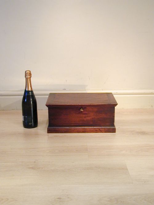 AN EXQUISITE MINIATURE TRUNK OR JEWELLERY BOX - ADDITIONAL PHOTO 6