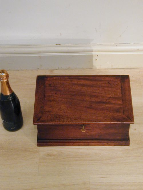 AN EXQUISITE MINIATURE TRUNK OR JEWELLERY BOX - ADDITIONAL PHOTO 7