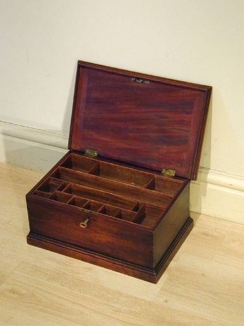 AN EXQUISITE MINIATURE TRUNK OR JEWELLERY BOX - ADDITIONAL PHOTO 9