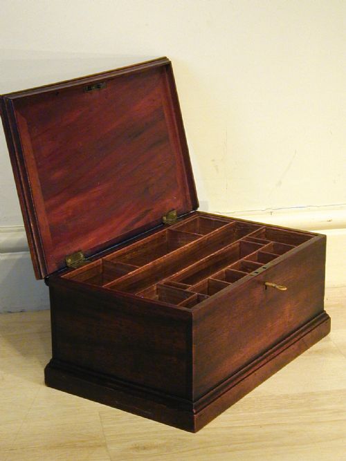 AN EXQUISITE MINIATURE TRUNK OR JEWELLERY BOX - ADDITIONAL PHOTO 10