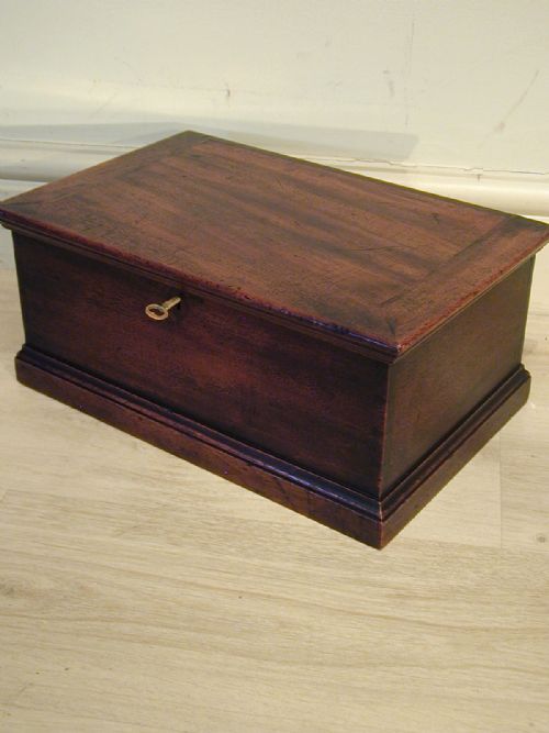 AN EXQUISITE MINIATURE TRUNK OR JEWELLERY BOX - ADDITIONAL PHOTO 14