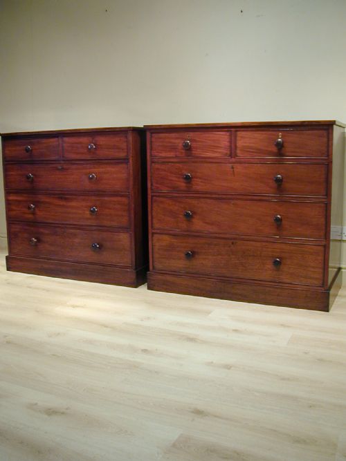 A BEAUTIFUL PAIR OF CHESTS OF DRAWERS - ADDITIONAL PHOTO 1