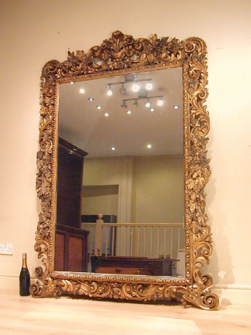 A LARGE GILTWOOD MIRROR OF EXCEPTIONAL QUALITY - ADDITIONAL PHOTO 1