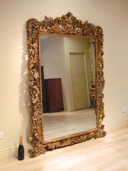 A LARGE GILTWOOD MIRROR OF EXCEPTIONAL QUALITY - ADDITIONAL PHOTO 5