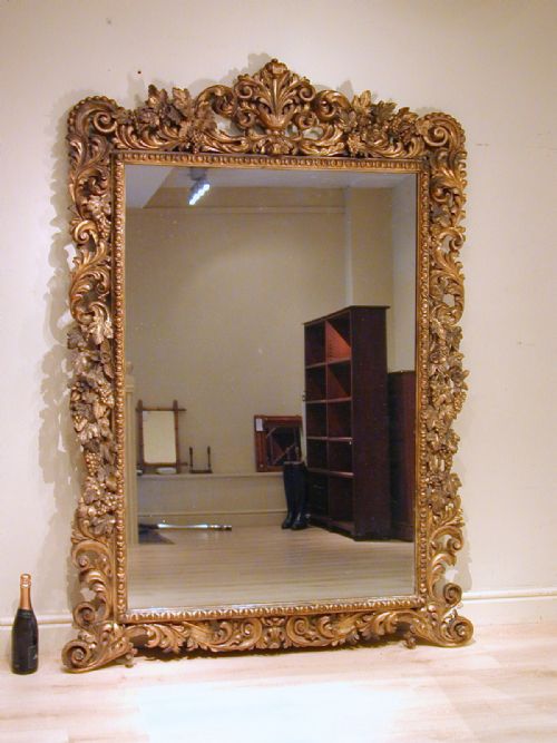 A LARGE GILTWOOD MIRROR OF EXCEPTIONAL QUALITY - ADDITIONAL PHOTO 9