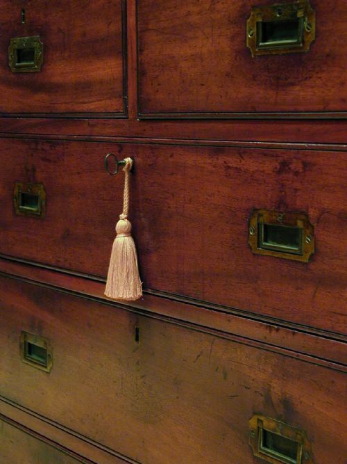 A WONDERFUL MILITARY CAMPAIGN CHEST OF DRAWERS - ADDITIONAL PHOTO 10
