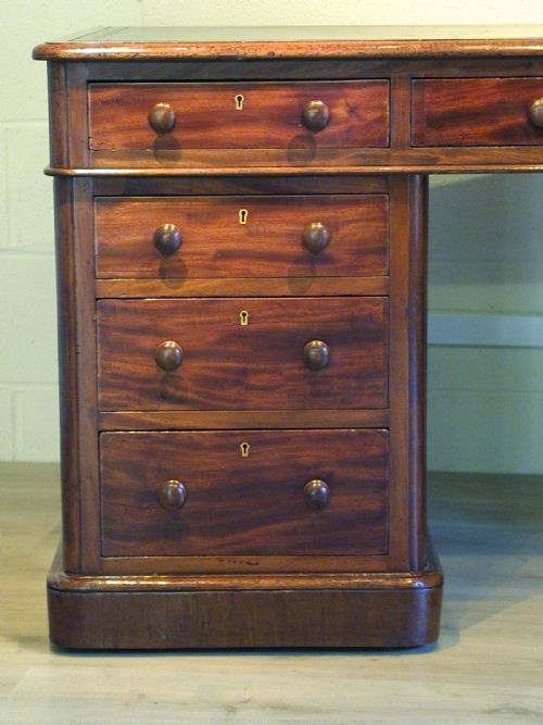 A SUPERB PARTNERS' PEDESTAL DESK - ADDITIONAL PHOTO 2