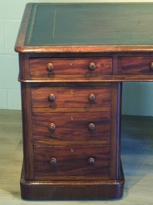 A SUPERB PARTNERS' PEDESTAL DESK - ADDITIONAL PHOTO 3