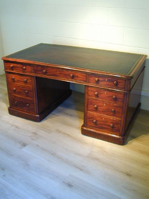 A SUPERB PARTNERS' PEDESTAL DESK - ADDITIONAL PHOTO 4