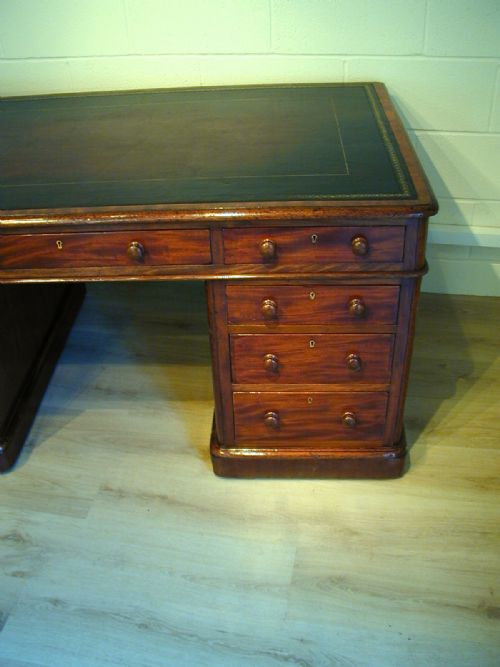 A SUPERB PARTNERS' PEDESTAL DESK - ADDITIONAL PHOTO 8