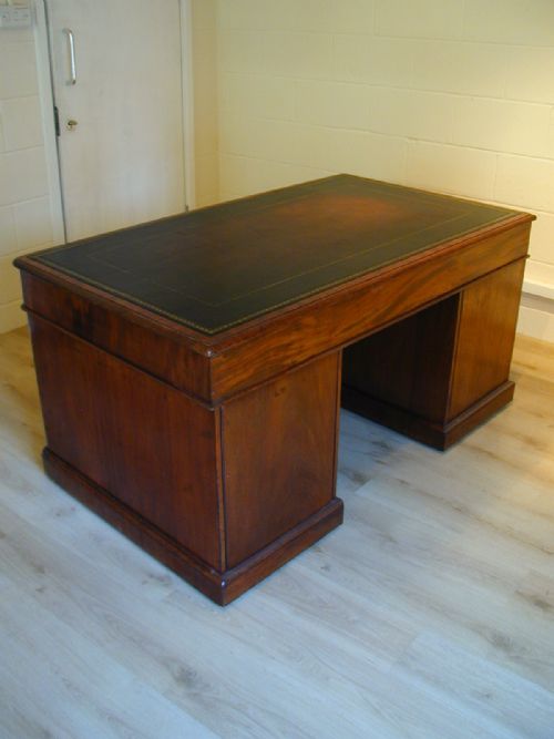A SUPERB PARTNERS' PEDESTAL DESK - ADDITIONAL PHOTO 11