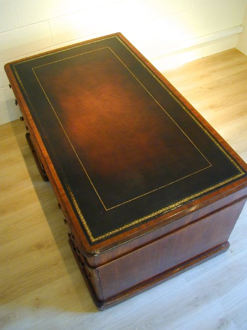 A SUPERB PARTNERS' PEDESTAL DESK - ADDITIONAL PHOTO 12