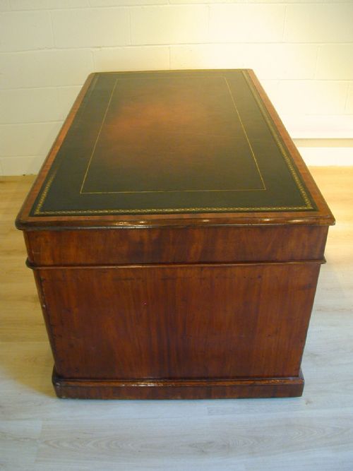 A SUPERB PARTNERS' PEDESTAL DESK - ADDITIONAL PHOTO 13