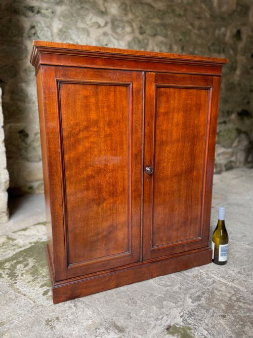 FINE TWODOOR CUPBOARDBOOKCASE - ADDITIONAL PHOTO 1
