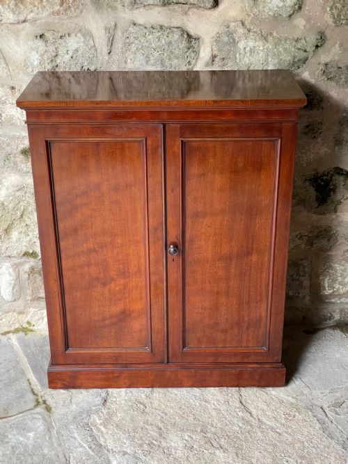 FINE TWODOOR CUPBOARDBOOKCASE - ADDITIONAL PHOTO 2