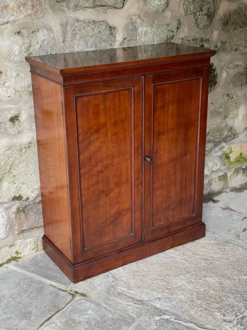 FINE TWODOOR CUPBOARDBOOKCASE - ADDITIONAL PHOTO 5