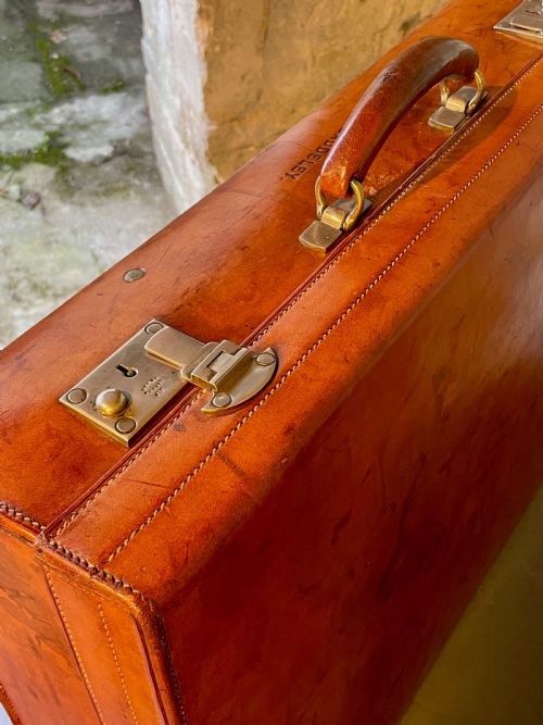 LEATHER LUGGAGE A SUPERB C20TH SUITCASE - ADDITIONAL PHOTO 5