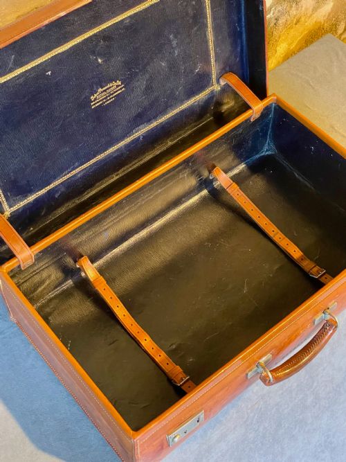 LEATHER LUGGAGE A SUPERB C20TH SUITCASE - ADDITIONAL PHOTO 13