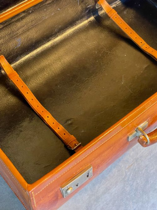 LEATHER LUGGAGE A SUPERB C20TH SUITCASE - ADDITIONAL PHOTO 14