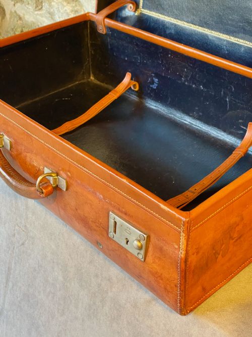 LEATHER LUGGAGE A SUPERB C20TH SUITCASE - ADDITIONAL PHOTO 15