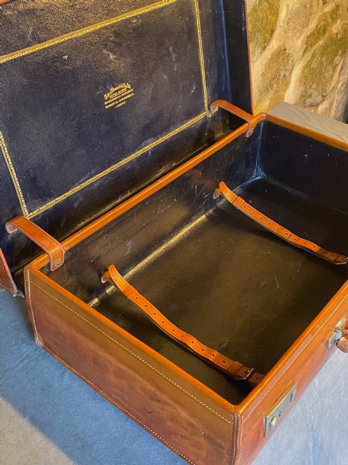 LEATHER LUGGAGE A SUPERB C20TH SUITCASE - ADDITIONAL PHOTO 18