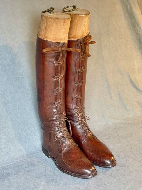 MAGNIFICENT PAIR OF LEATHER RIDING BOOTS - ADDITIONAL PHOTO 3